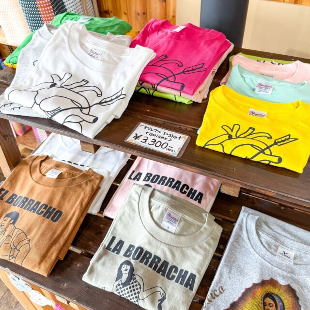 \ 🌞本日もOpenしてます♪ /

今日は夏至☀️
これから徐々に日が短くなっていくかと思うと
季節の移ろいを感じますね🍀

昨日に比べグッと気温が下がり
涼しい1日となりそうですが
こだわりのTシャツが欲しくなる季節が
やってきましたね🙌

そこで

🌵夏にぴったり！おすすめTシャツのご紹介🌵

メキシコ・オアハカで出会った
プリントメイキングのアーティスト
「あみりょうこ」さん が手がけるTシャツ✨

とってもユニークでかわいいデザインばかりで、
親子でおそろいコーデなんてのもおすすめですよ〜🥰
（我が家は、夫婦でもおそろいで愛用中♪）

あみさんは、Tシャツを通じて
もっとたくさんの方にメキシコの魅力を知ってほしいと
「メヒコティシャツプロジェクト」 を展開中🌵✨

デザインには
あみさんのメキシコ愛がたっぷり詰まっていて
着ているだけで気分が明るくなる
そんなTシャツたちです🌞

インスタグラムでもたくさん作品を紹介されているので
ぜひのぞいてみてください〜！
きっとメキシコ好きさんにはたまらないはず❤️

@mexico.t 

気になる方はぜひお店で手にとってご覧くださいね〜✨
