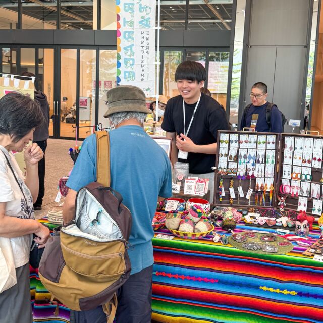 初日始まりました✨

【フェアトレードフェスタ in さっぽろ 2025】

6月28日(土) 11:00〜17:00  29日(日)10:00〜16:00
札幌市民交流プラザ1F 
スカーツモールA/B スカーツコート

今年もボランティアスタッフが
お店を盛り上げてくれています🍀

北海学園大学のゆうまくんが接客をしてくれます✨

お近くにお越しの際には、是非お立ち寄りください〜♪
入場無料です。

こらそんでは
メキシコ雑貨の販売を通じて文化や風習を伝えるだけでなく
フェアトレードを継続的に行うことによって
次世代へ続く思いやり溢れる社会の発展に貢献する事を
ミッションとしています。

あまり公表していませんでしたが
売上の一部を職人さんや作り手さんへ
還元しているのもその一環です。

そして沢山の方に
フェアトレードの仕組みに興味を持っていただければ
嬉しいです😌

今年も、雑貨飲食店の物販の他にも
ワークショップやライブなども2日間に渡って行われ
イベントモリモリの内容となっています✨

フェアトレードフェスタを通して
イベントを楽しんでいただけたら嬉しいです🫶

#メキシコ雑貨 #エスニック雑貨 #エスニックファッション #エスニックショップ #輸入雑貨 #エスニック好き #大人エスニック #手仕事 #色とりどりな暮らし #暮らしを楽しむ #メキシコ好きさんと繋がりたい #メキシコ雑貨こらそん #フェアトレードフェスタ #フェアトレード雑貨 #フェアトレード #札幌市