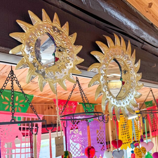 \ 本日お店Open日です✨/

メキシコの街角やマーケットでよく見かける
カラフルでキラキラした金属の飾りブリキ細工🌟

薄い金属板（ブリキ）を
切って
叩いて
色を塗って作る伝統工芸品です☝️

壁飾りやオーナメント
ミラーのフレーム
十字架など
デザインはとっても多彩🌈

インテリアに添えると
一気にメキシカン＆華やかな空間に♡

メキシコでは🇲🇽
太陽は命やエネルギーの象徴とされています🌞

古代アステカ文明では
太陽神「トナティウ」が崇拝されていて
今でもその名残が文化に息づいてる
太陽＝生命の源として、とても大切な存在なんです✨

そんな明るくてエネルギッシュなパワーを
お部屋にも取り入れてみてください🌵

🌈料理教室ご予約受付中🌈

Mexican cooking
メキシコ料理らぶ

ちきゅうタコス会
〜トルティーヤの作り方〜

今回は
ブルーコーンとホワイトコーンの食べ比べです☝️

さーらーに
ドリンク持込🆗なんです🎶

タコスに飢えている方😆
是非お待ちしています❣️
